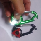 Aangepaste ontwerp PS, PVC materiaal mini LED sleutelhanger flitslicht voor weggeven geschenken